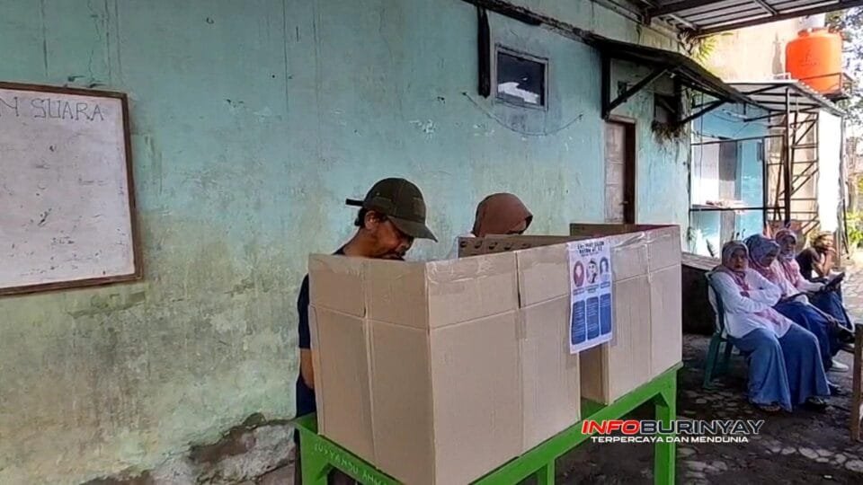 Warga RT 03 RW 23 Perum Rancaekek Permai 02 menggunakan hak pilih dalam pemilihan Ketua RT yang berlangsung di Komplek Masjid Jami At-Taubah, Desa Jelegong, Kecamatan Rancaekek, Kabupaten Bandung, Minggu 10 November 2025.