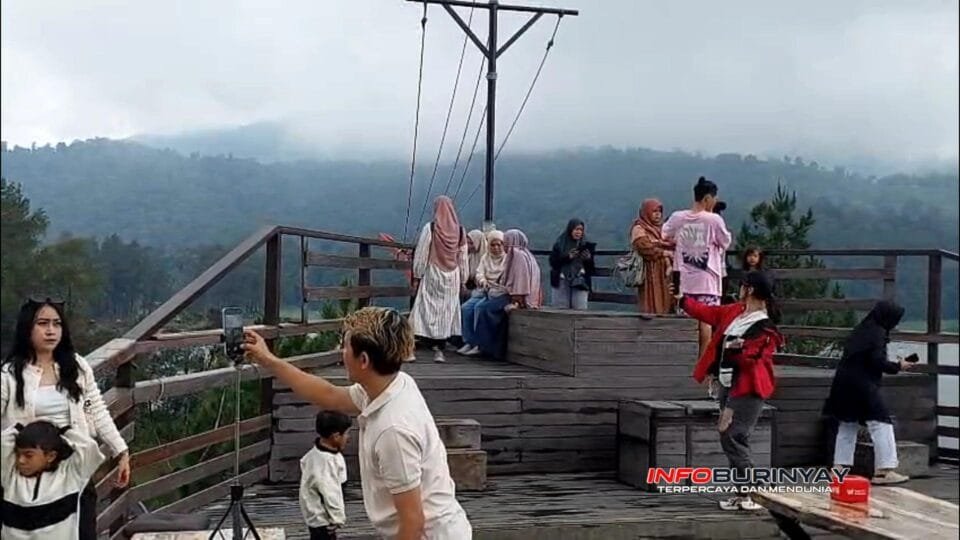 Wisatawan berfoto di dek Pinisi Resto Glamping Lakeside Rancabali saat libur Natal dan Tahun Baru.