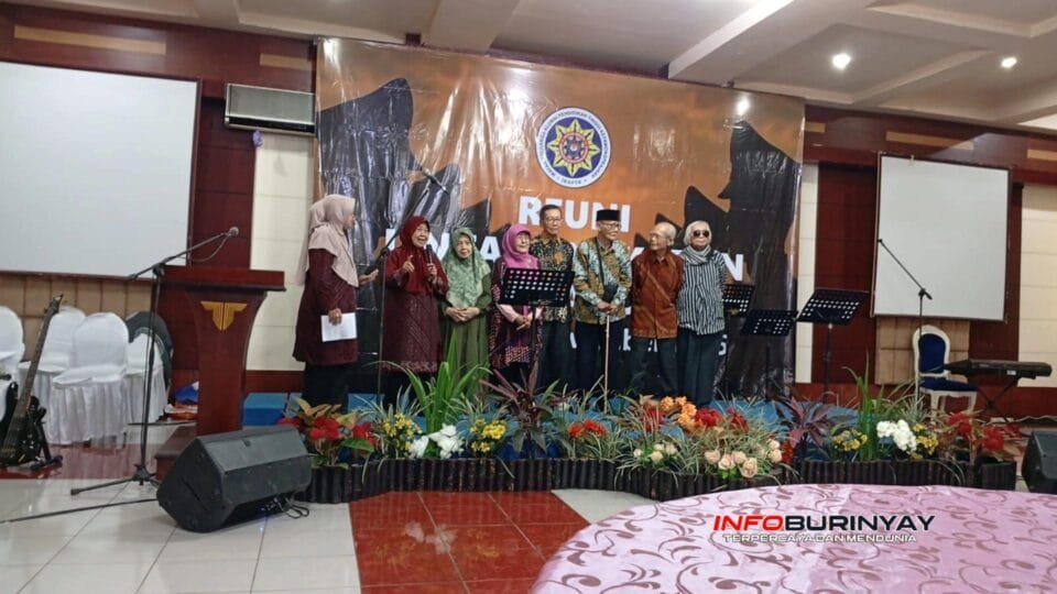 Sejumlah alumni senior APDN/IKAPTK Jawa Barat berdiri di atas panggung Aula Hotel Tyara Ciamis dalam acara Reuni Lintas Angkatan. Mereka tampak menyampaikan sambutan dan berbagi pengalaman, dengan latar spanduk resmi acara dan dekorasi bunga di depan panggung