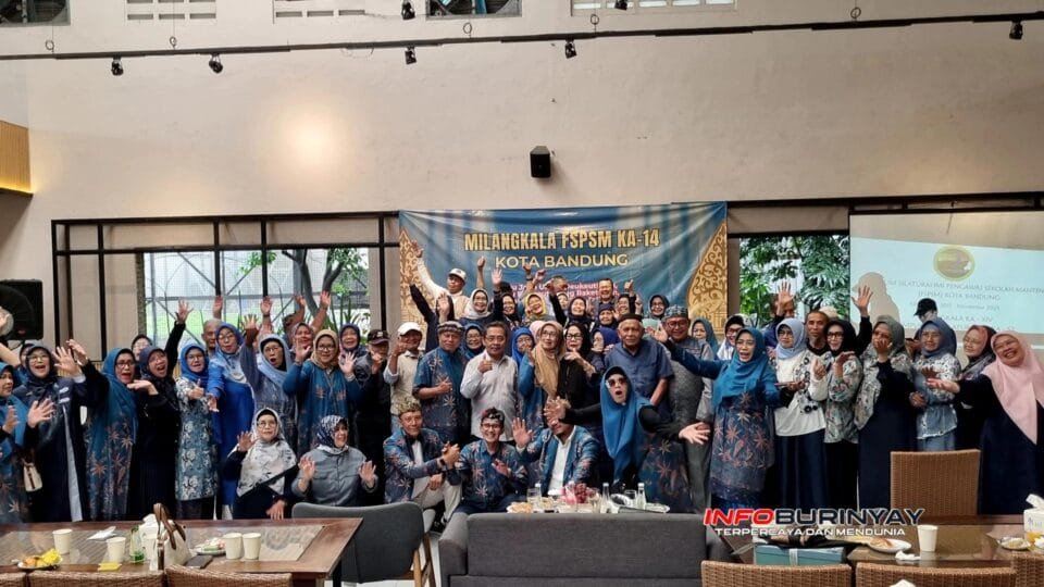 Para pengawas sekolah purna tugas Kota Bandung berfoto bersama dalam peringatan Milangkala ke-14 Forum Silaturahmi Pengawas Sekolah Manten (FSPSM) di RM Saoeng Paberik Bandung.