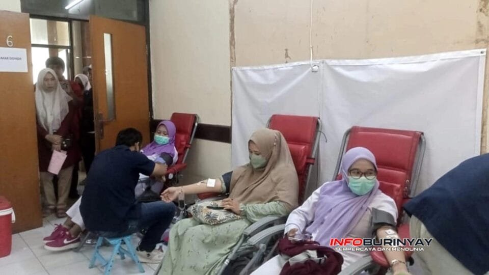Peserta donor darah di RSUD Majalaya tampak antusias mengikuti kegiatan dalam rangka HUT ke-25 ARSADA, bekerja sama dengan PMI Kabupaten Bandung.