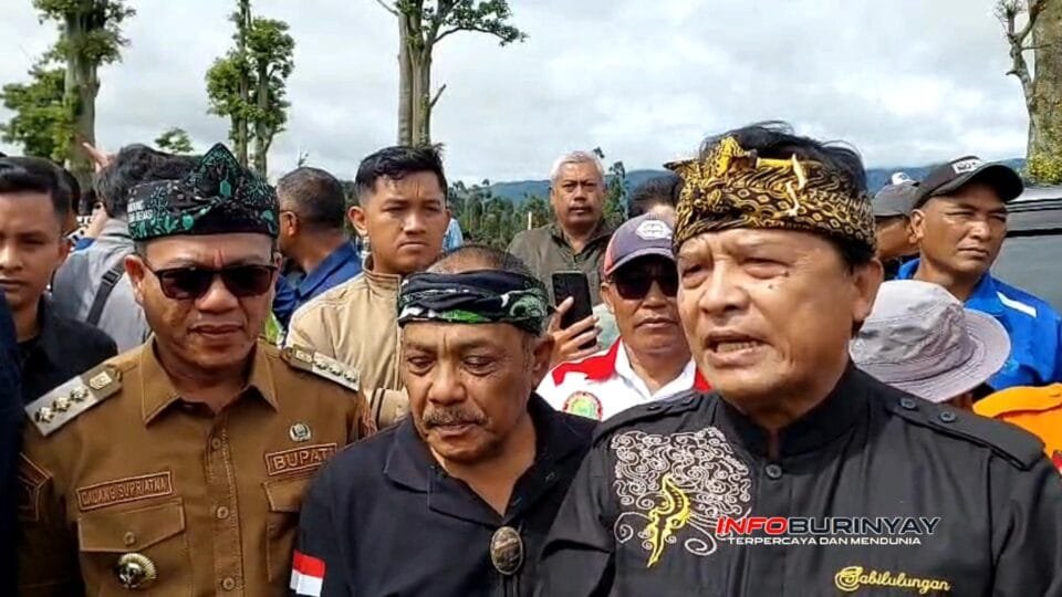 Anggota DPR RI Fraksi Golkar Dadang M. Naser memberikan keterangan kepada awak media di lokasi kegiatan penanaman pemulihan lahan PTPN di Pangalengan.