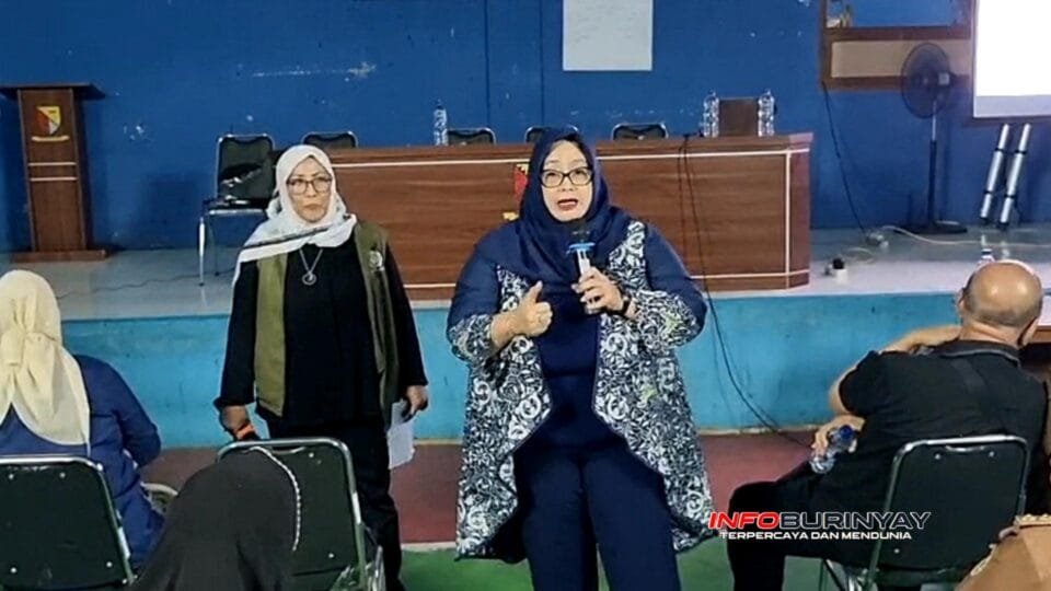 Anggota DPRD Provinsi Jawa Barat Fraksi NasDem Dra. Hj. Tia Fitriani menyampaikan materi perlindungan anak saat pengawasan pemerintahan 2025 di Desa Sagaracipta, Ciparay.