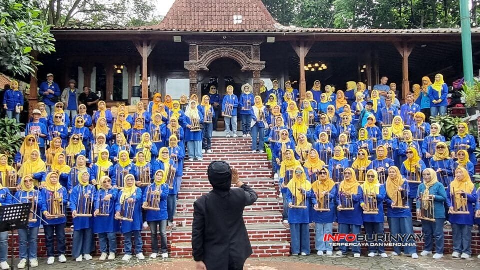 Anggota Pegiat Bugar Lansia Bandung (PBLB) Kota Bandung menampilkan permainan angklung saat HUT ke-7 dan launching Mars PBLB di Lembang, Kabupaten Bandung Barat.