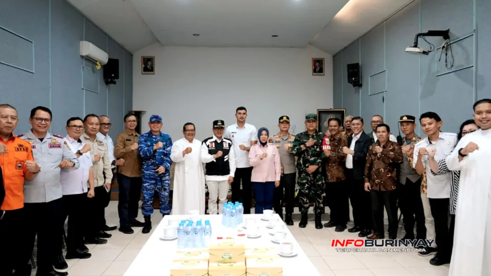 Bupati Bandung Dadang Supriatna bersama Wakil Bupati Ali Syakieb dan unsur Muspida berfoto bersama saat monitoring perayaan Misa Natal 2025 di Lanud Sulaeman, Margahayu.