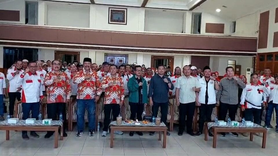 Bupati Bandung Dadang Supriatna bersama pengurus Abpednas dan Apdesi saat Rakorcab Abpednas Kabupaten Bandung 2025 di Gedung Mohammad Toha Soreang.