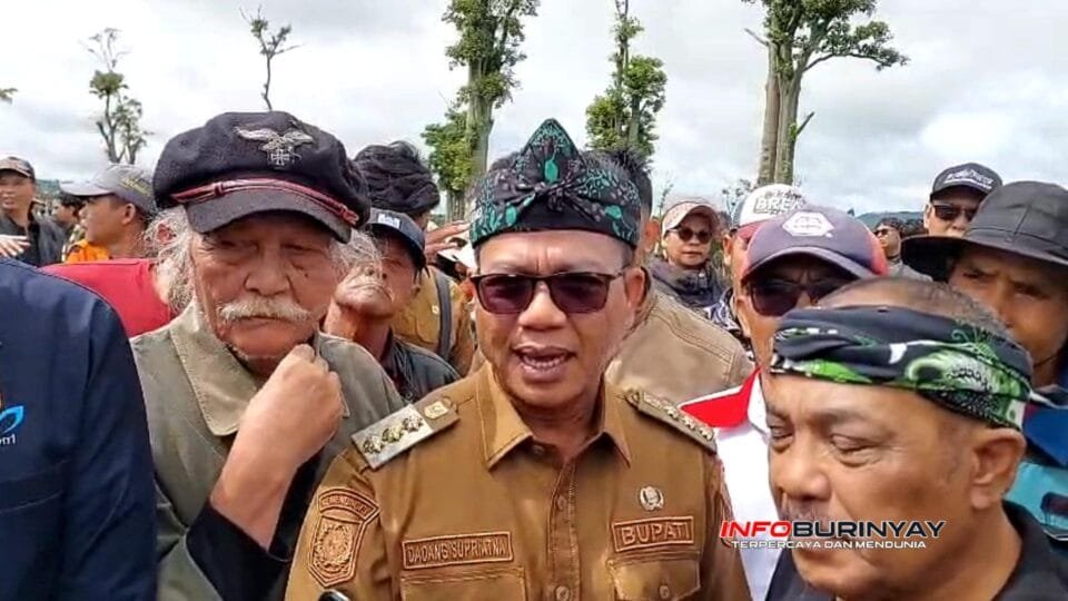 Bupati Bandung Dadang Supriatna memberikan keterangan kepada awak media di lokasi kegiatan penanaman pemulihan lahan PTPN di Pangalengan.