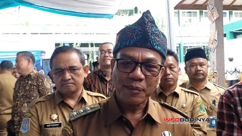 Bupati Bandung Dadang Supriatna memberikan keterangan pers terkait Deklarasi Moral Indonesia Emas 2025 di SMPN 1 Soreang