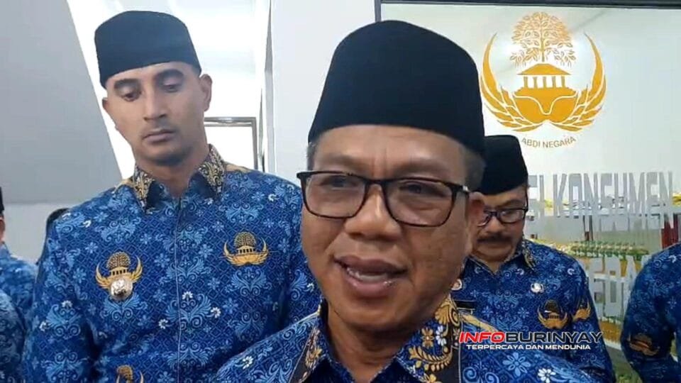 Bupati Bandung Dadang Supriatna memberikan keterangan usai memimpin upacara peringatan Hari Ibu, HUT Korpri, dan Hari Bela Negara di Lapangan Upakarti Soreang