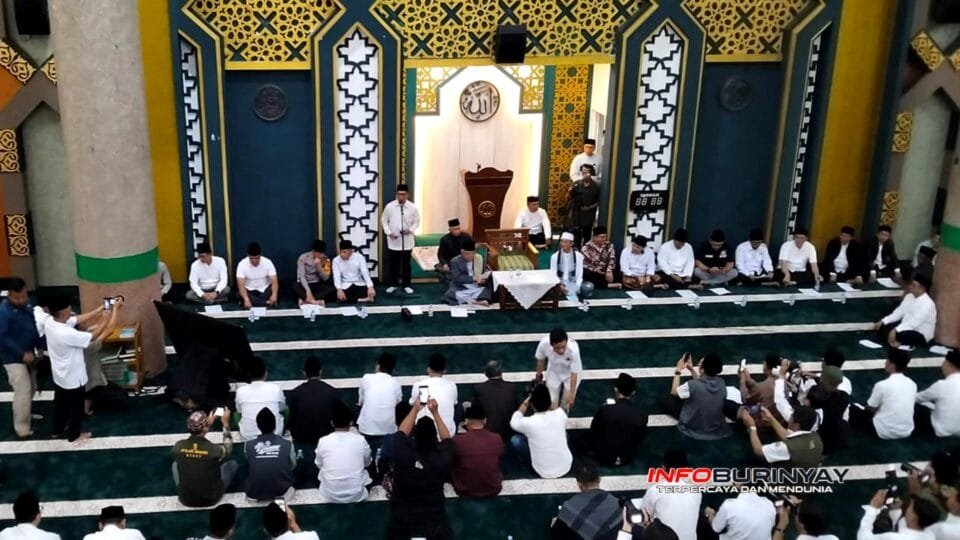Bupati Bandung Dadang Supriatna memimpin doa bersama akhir tahun 2025 di Masjid Al Fathu, Kompleks Pemkab Bandung, bersama Forkopimda, ASN, dan tokoh agama.