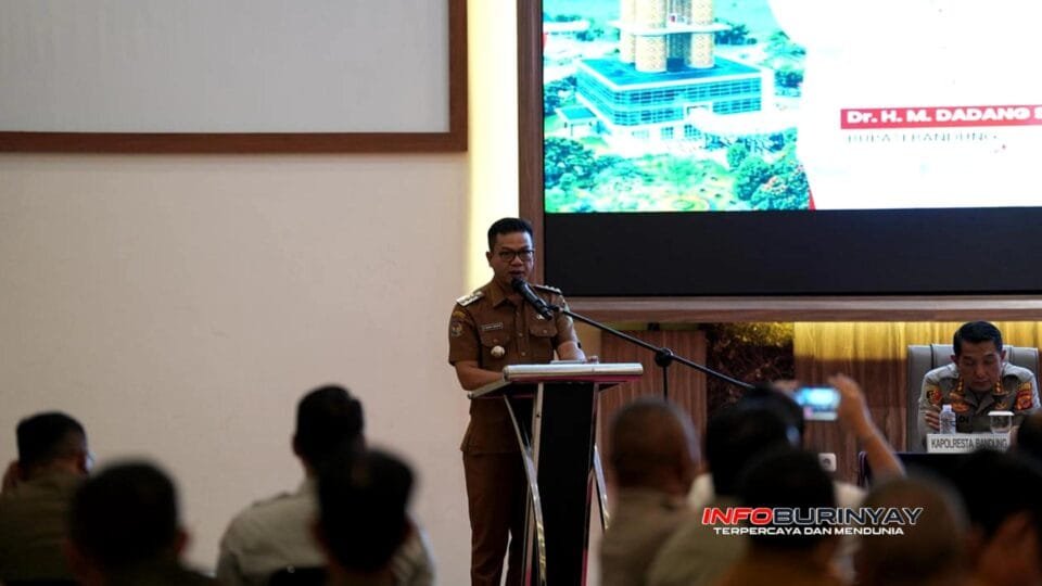 Bupati Bandung Dadang Supriatna menyampaikan arahan dalam Rapat Koordinasi Lintas Sektor Tim Kewaspadaan Daerah di Soreang.