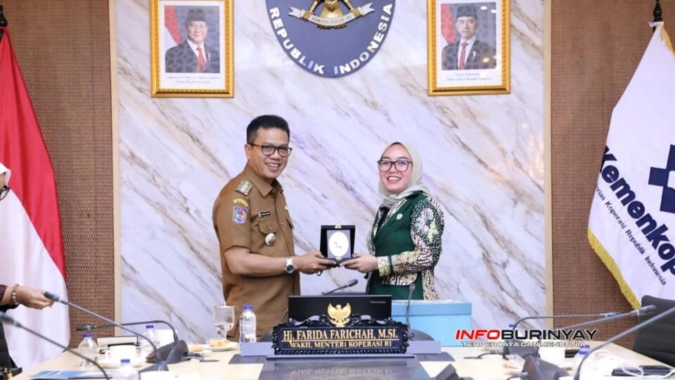 Bupati Bandung Dadang Supriatna menyerahkan cenderamata kepada Wakil Menteri Koperasi dan UKM RI Farida Farichah dalam audiensi di Jakarta.