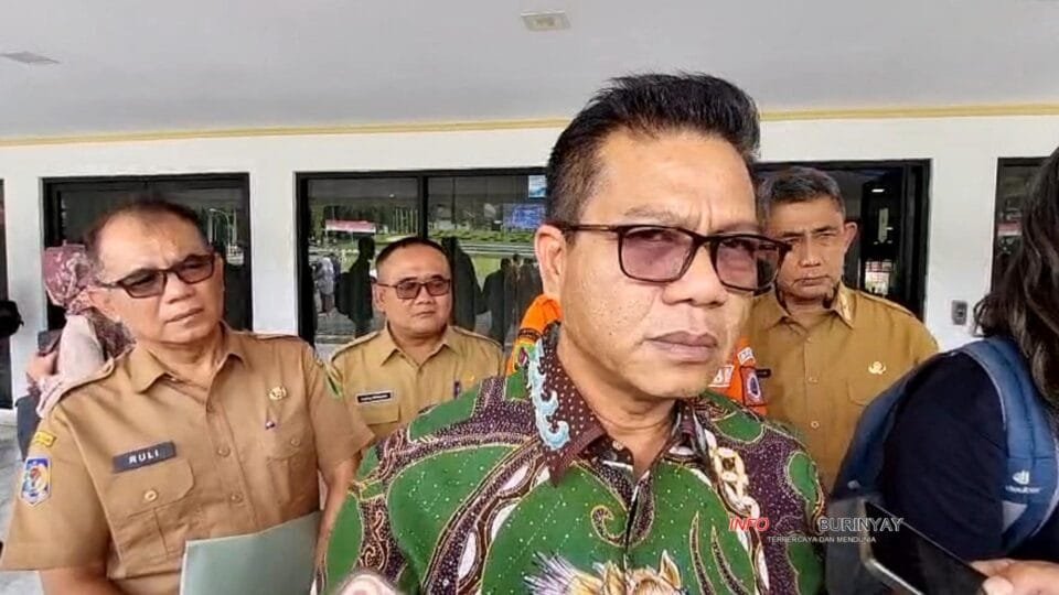 Bupati Bandung Dr. H. M. Dadang Supriatna saat memberikan keterangan kepada media usai Rapat Koordinasi Penanganan Banjir Bandung Raya di IPDN Jatinangor.