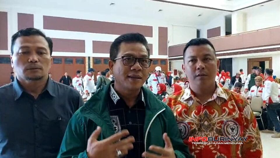 Bupati Bandung HM Dadang Supriatna bersama Ketua Abpednas Kabupaten Bandung dan Kadis DPMD saat memberikan keterangan pers terkait peran BPD