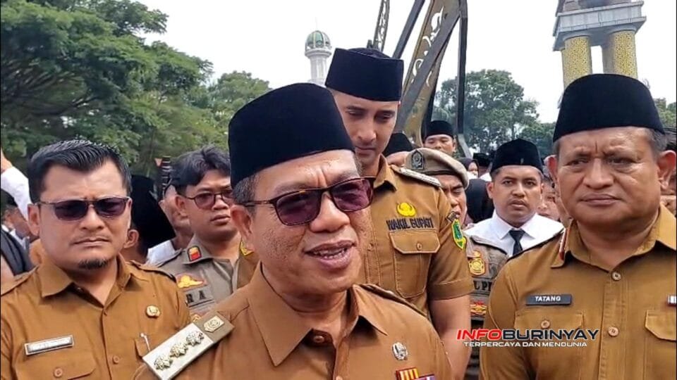 Bupati Bandung memberikan keterangan kepada media usai melantik 7.550 pegawai P3K paruh waktu di Soreang