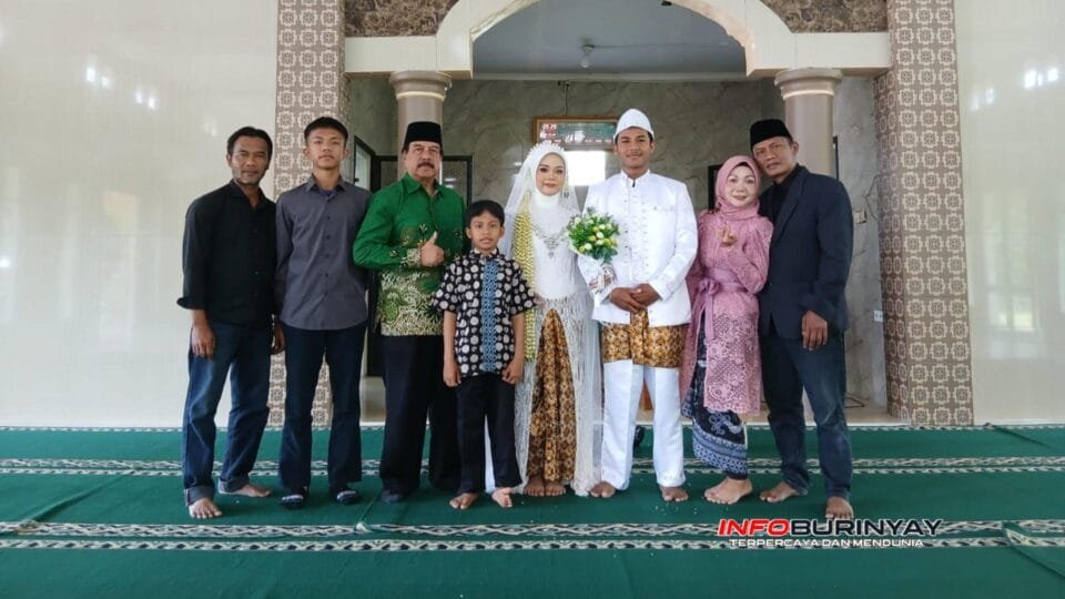 Drs. H. Bambang Budiraharjo berdiri ketiga dari kiri bersama keluarga dan kedua mempelai usai akad nikah di Masjid Besar Cangkuang Banjaran.