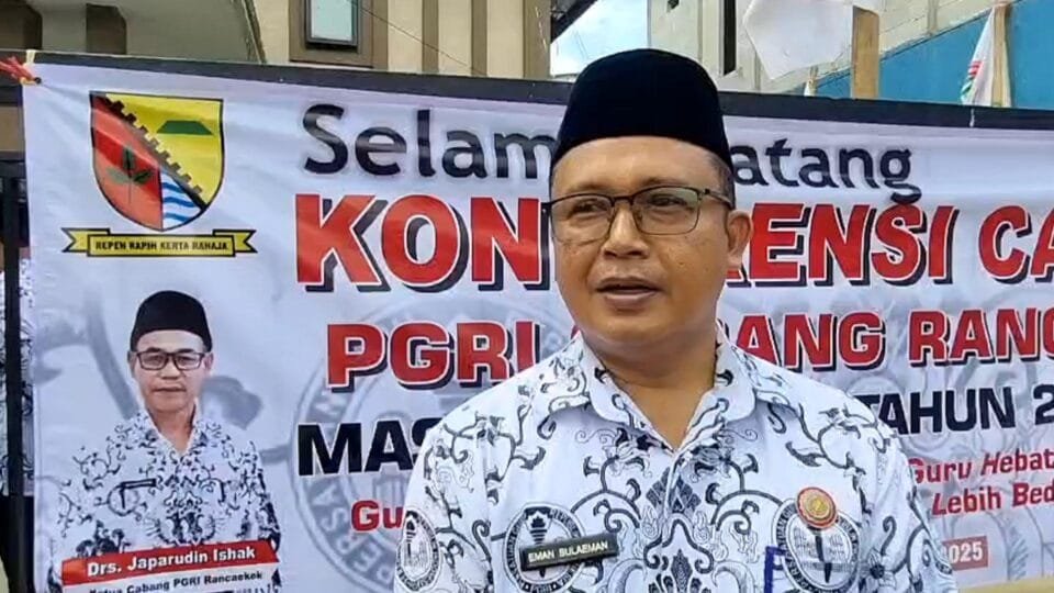 Eman Sulaeman, Wakil Ketua III PGRI Kabupaten Bandung, memberikan pernyataan saat menghadiri Konferensi Cabang PGRI Rancaekek Tahun 2025.