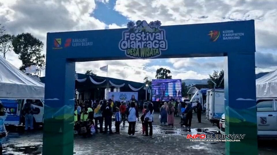 Gerbang Festival Olahraga Desa Wisata (Fordeswita) 2025 KORMI Kabupaten Bandung di Lapangan Desa Lebakmuncang, Kecamatan Ciwidey