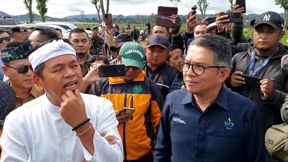Gubernur Jawa Barat Dedi Mulyadi berdialog dengan Region Head PTPN I Regional 2 Desmanto di Kebun Malabar Pangalengan