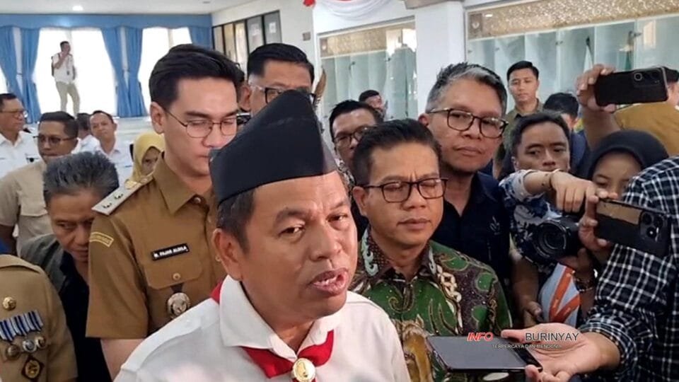 Gubernur Jawa Barat Dedi Mulyadi memberikan keterangan kepada media usai Rapat Koordinasi Penanganan Banjir Bandung Raya di IPDN Jatinangor.