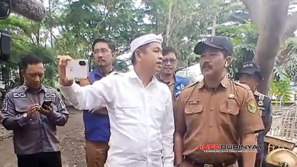 Gubernur Jawa Barat Dedi Mulyadi meninjau lokasi banjir di Bojongsoang bersama Sekcam Al Azhar untuk melihat penyebab tumpukan sampah di aliran sungai.