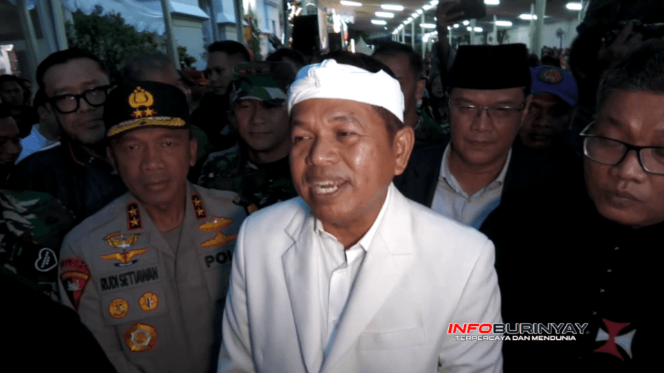 Gubernur Jawa Barat Dedi Mulyadi menyampaikan keterangan pers usai meninjau Misa Malam Natal di Gereja Katedral Santo Petrus, Kota Bandung.