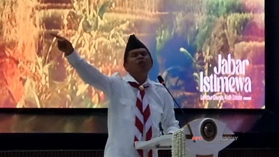 Gubernur Jawa Barat sedang menyampaikan arahan tentang pendidikan alam dan penguatan karakter Pramuka pada acara pelantikan Kwartir Daerah Jawa Barat.