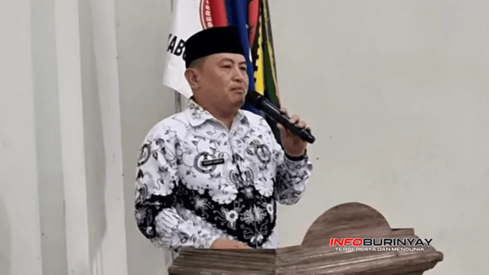 Plt Camat Rancaekek Gugum Gumilar menyampaikan sambutan terkait penyesuaian pelayanan administrasi kependudukan selama libur Natal 2025 di Kabupaten Bandung.