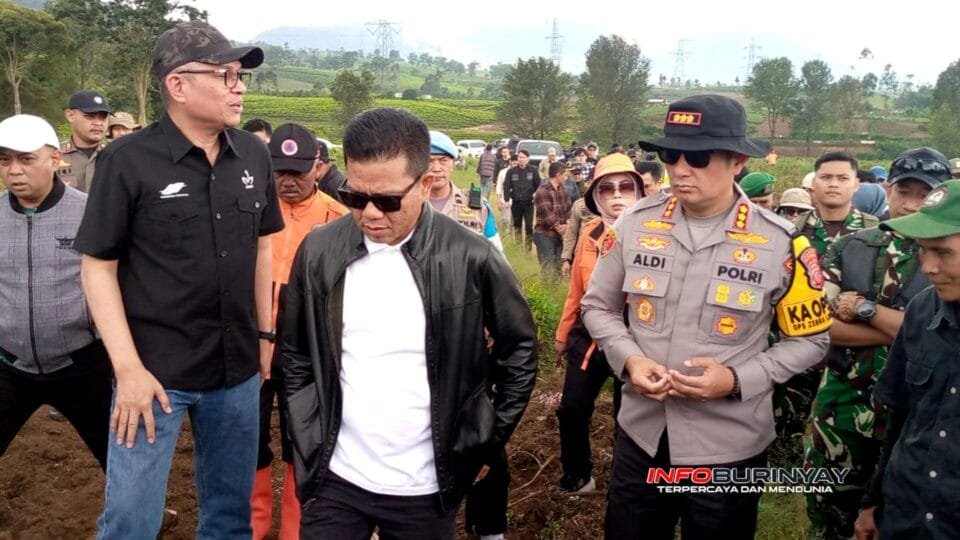 Kapolresta Bandung Kombes Pol Aldi Subartono bersama Bupati Bandung Dadang Supriatna meninjau lokasi perusakan kebun teh PTPN Malabar di Pangalengan.