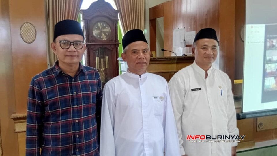 Kasubag Umum dan Kepegawaian Hamid Mubarok bersama Kepala KUA Rancaekek H. Ajang berfoto seusai kegiatan Istighosah Bandung Bedas di Masjid Besar Kaum Rancaekek