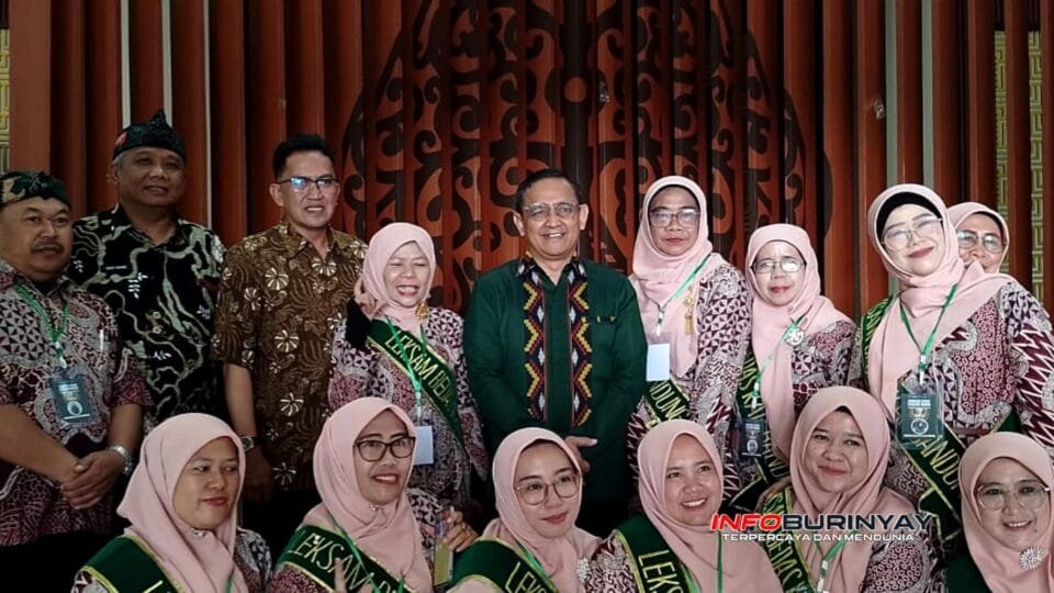 Kepala Dinas Pendidikan Kabupaten Bandung Asep Kusumah bersama penerima Anugerah Literasi Leksam Bedas 2025 di Gedung Moch Toha Soreang