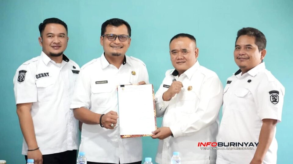 Kepala Disperkimtan Kabupaten Bandung Enjang Wahyudin dan Kepala Diskominfo Kabupaten Bandung H. Teguh Purwayadi berfoto bersama usai peluncuran aplikasi Sipikat 2.0.