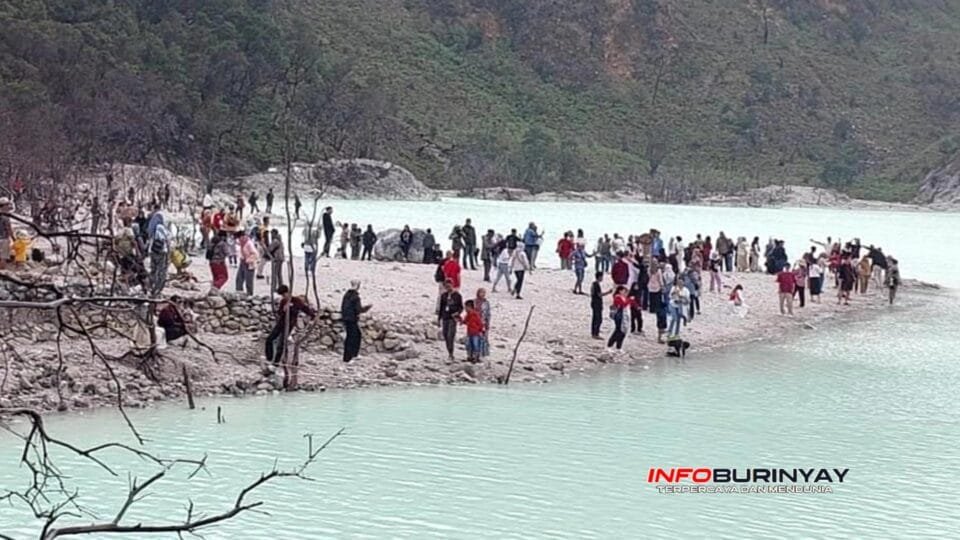 Keramaian wisatawan yang menikmati kawasan danau Kawah Putih di Rancabali menjelang libur Natal dan Tahun Baru.
