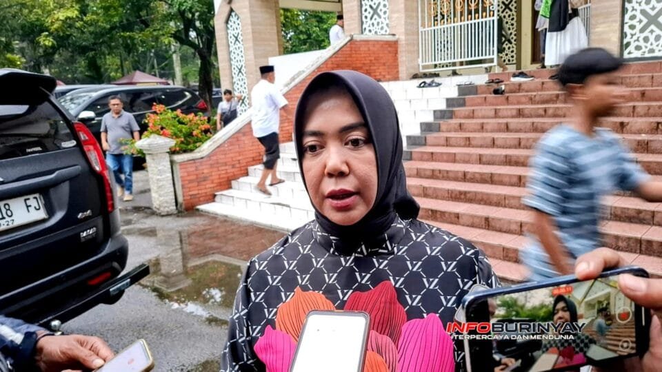 Ketua DPRD Kabupaten Bandung Renie Rahayu Fauzi memberikan keterangan usai mengikuti doa bersama menyambut tahun baru 2026 di Masjid Al Fathu Soreang.