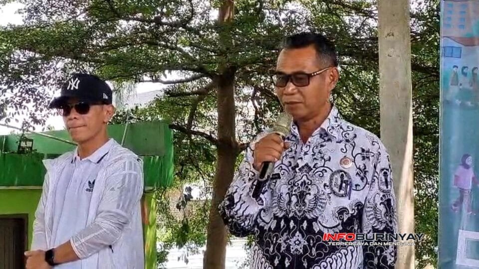 Ketua PGRI Rancaekek dan Sekretaris PGRI Kabupaten Bandung sedang menyampaikan sambutan pada kegiatan Amazing Race PKG PAUD di Dome Rancaekek.