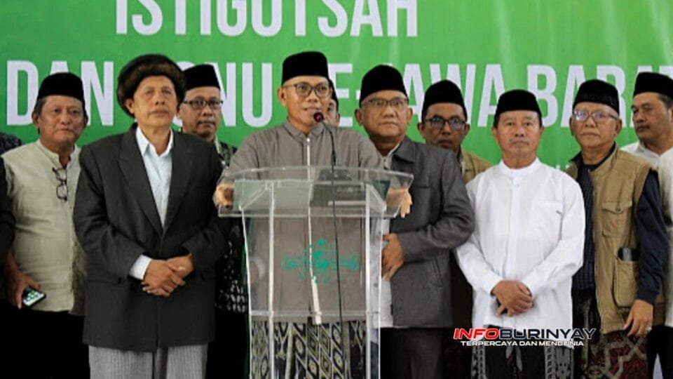 Ketua PWNU Jawa Barat KH Juhadi Muhammad membacakan pernyataan sikap PWNU dan PCNU se-Jawa Barat terkait dinamika PBNU di Bandung.