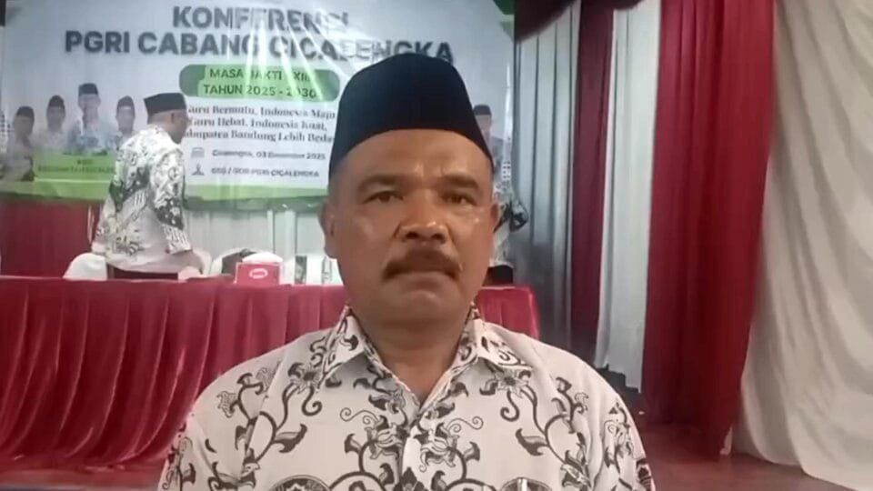 Ketua terpilih PGRI Cabang Cicalengka periode 2025–2030 saat memberikan keterangan seusai Konferensi Cabang di Gedung Serbaguna PGRI Cicalengka.