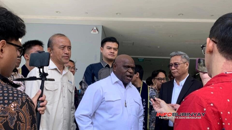 Menteri Hak Asasi Manusia Republik Indonesia Natalius Pigai berbicara kepada awak media didampingi sejumlah pejabat dan undangan, termasuk Rizky Prasetya Handani yang berdiri di belakang mengenakan batik.