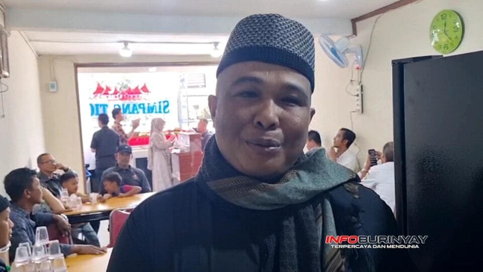 Owner Rumah Makan Padang Simpang Tigo saat memberikan wawancara pada acara syukuran dan pembukaan cabang baru di Rancaekek.
