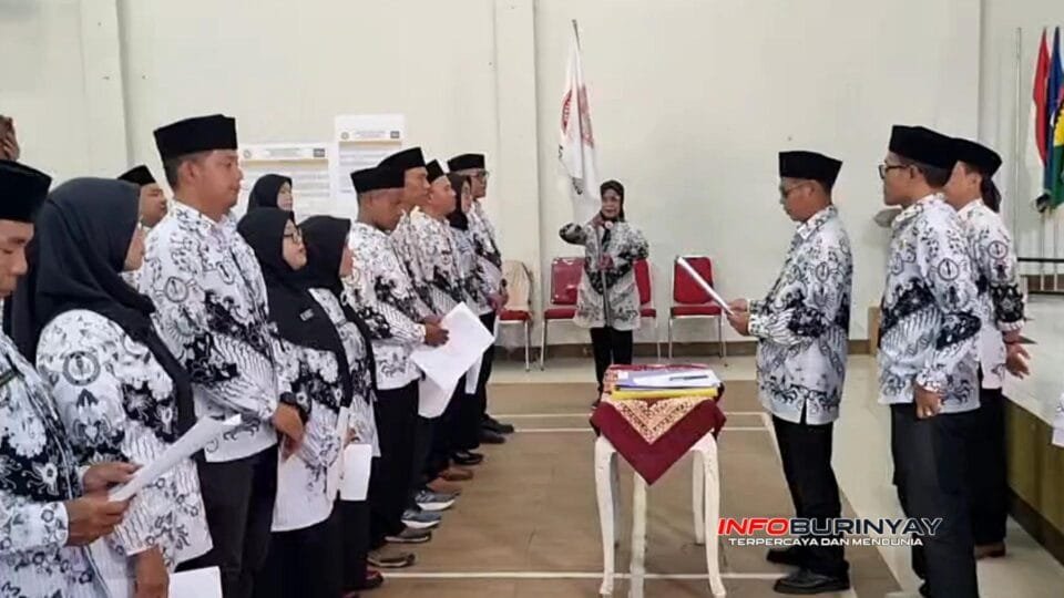 Para pengurus Cabang PGRI Rancaekek Masa Bakti 2025–2030 berdiri berjajar saat prosesi pelantikan di Gedung Serba Guna PGRI Rancaekek, dipimpin langsung oleh Ketua Cabang PGRI Kecamatan Rancaekek, Drs. Japarudin Ishak.