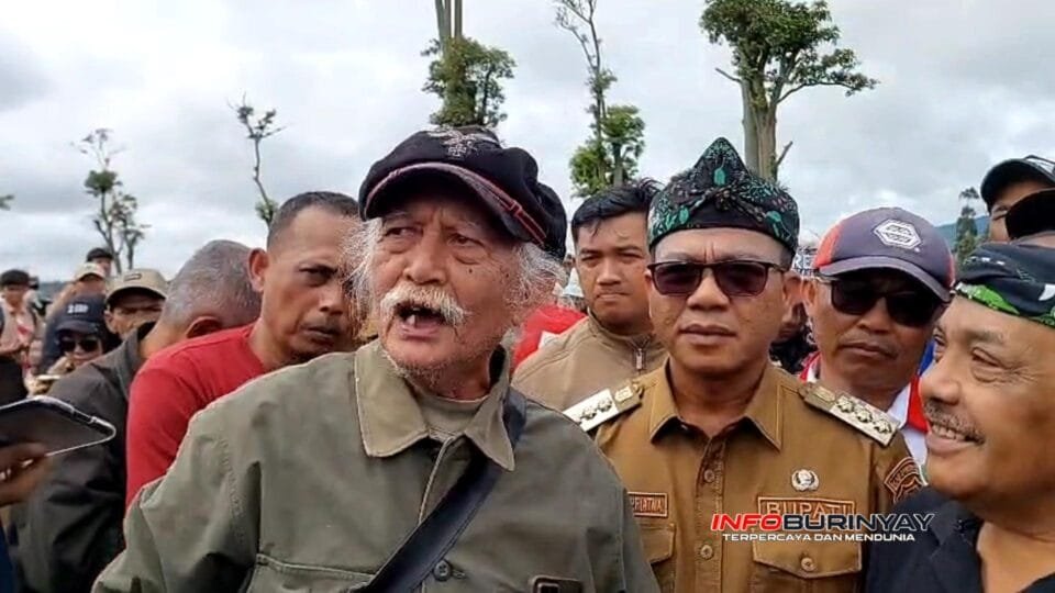 Pegiat lingkungan Kabupaten Bandung Eyang Memet memberikan keterangan kepada wartawan di lokasi kegiatan penanaman pemulihan lahan PTPN di Pangalengan.