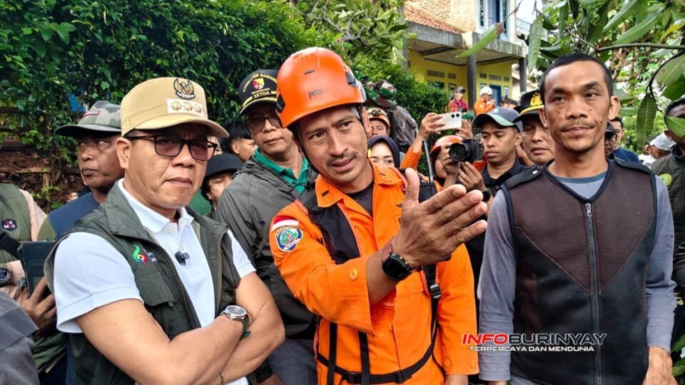 Pejabat daerah bersama tim penyelamat meninjau lokasi longsor di Desa Wargaluyu, Kecamatan Arjasari, sambil membahas titik pencarian korban.