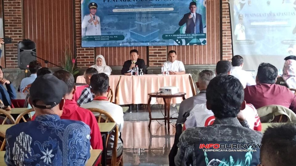 Pelatihan peningkatan kapasitas KPP oleh Dinas PUTR Kabupaten Bandung di Roemah Sadu, dipandu pejabat bidang drainase dan diikuti peserta dari berbagai desa.