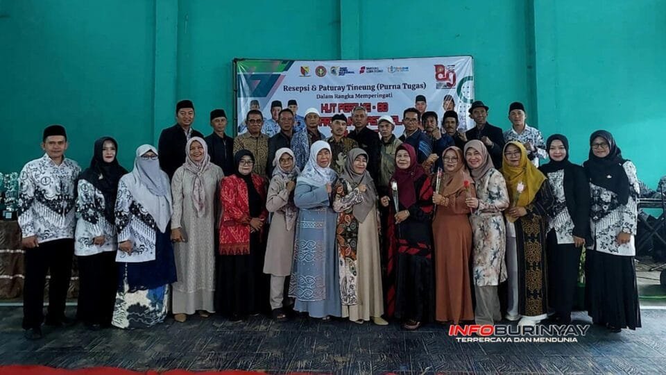 Pengurus PGRI Kecamatan Pasirjambu bersama guru purna tugas berfoto bersama pada Resepsi HUT ke-80 PGRI dan Hari Guru Nasional 2025 di GOR Desa Cisondari, Kabupaten Bandung.