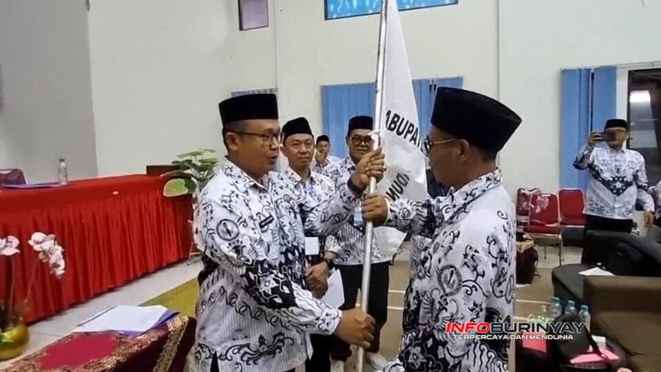 Penyerahan panji PGRI oleh Wakil Ketua III PGRI Kabupaten Bandung kepada Ketua Cabang PGRI Rancaekek terpilih pada pelantikan periode 2025–2030.