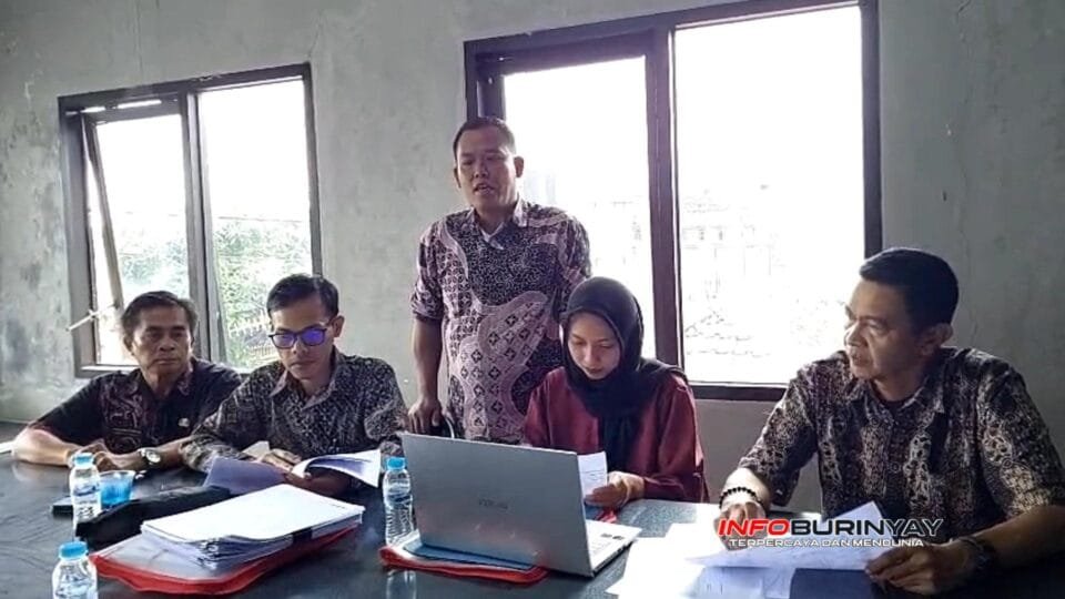 Pertemuan tim monitoring dan evaluasi Kecamatan Ciwidey bersama perangkat Desa Panundaan saat membahas progres penggunaan BKK, bonus produksi panas bumi, dan Banprov.