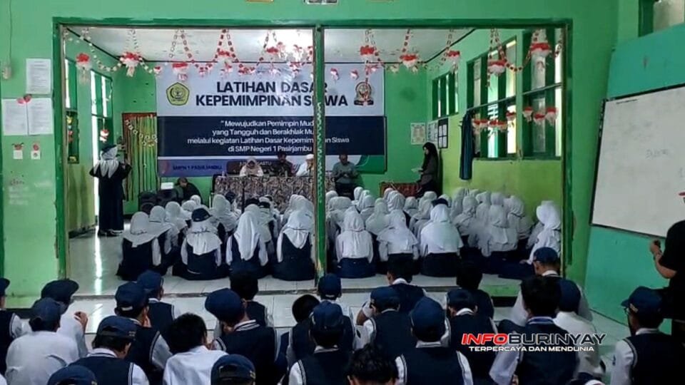 Peserta LDKS SMPN 1 Pasirjambu mengikuti sesi pembukaan di ruang kelas dengan pemateri dan panitia di depan.