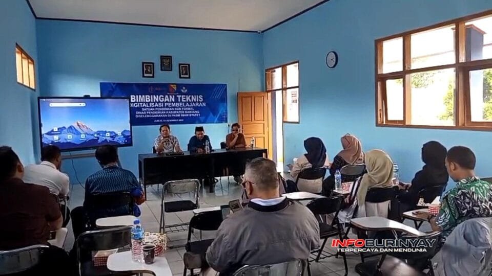 Peserta PKBM mengikuti Bimbingan Teknis Digitalisasi Pembelajaran yang digelar Dinas Pendidikan Kabupaten Bandung di PKBM Imam Syafe’i.