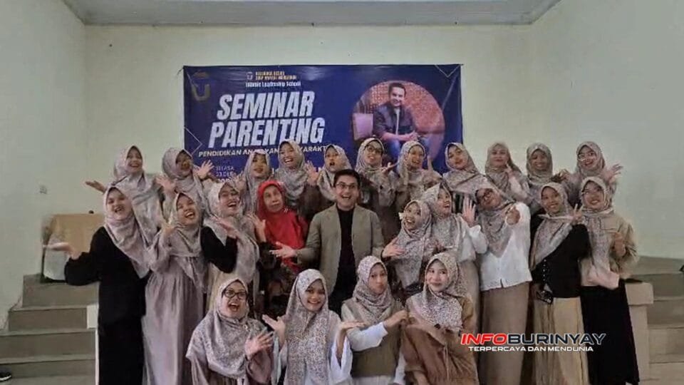 Peserta Seminar Parenting Pendidikan Karakter bersama H. Sahrul Gunawan berfoto bersama orang tua dan panitia di Aula SDIP Ummul Mukminin Katapang Kabupaten Bandung.