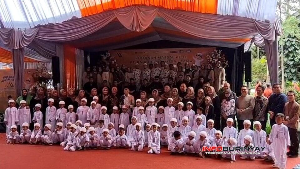 Peserta khitanan massal ke-12 PT Panghegar Mitra Utama berfoto bersama jajaran manajemen, panitia, dan orang tua di Bandung.